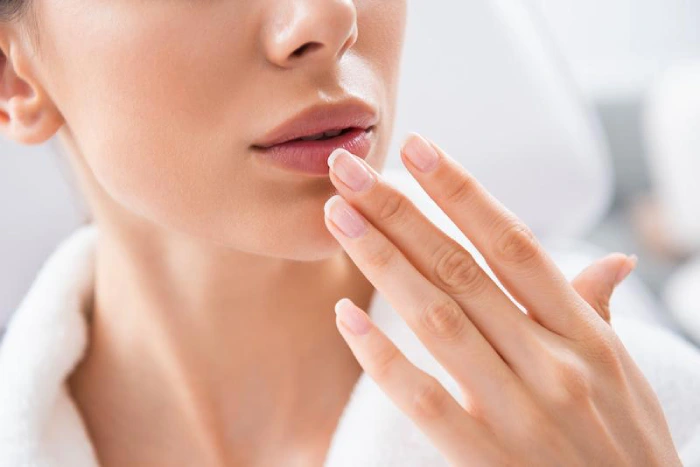 زمان مناسب و شرایط لازم ماساژ برای از بین بردن ژل لب